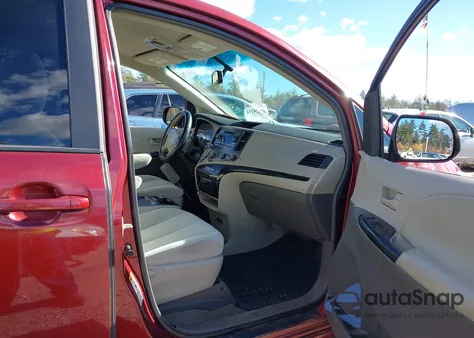 2011 Toyota Sienna Le V6 z USA, uszkodzony, nr VIN 5TDKK3DC5BS136052